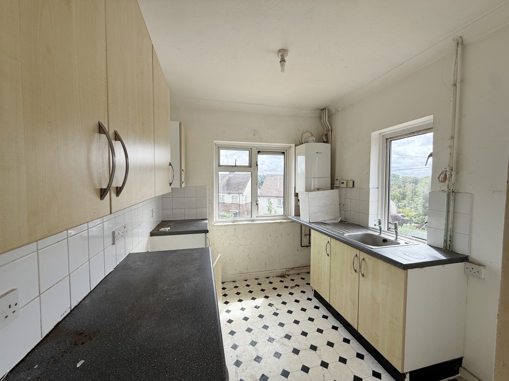 Lot: 75 - FLAT IN NEED OF IMPROVEMENT - Kitchen in Flat in Need of Improvement